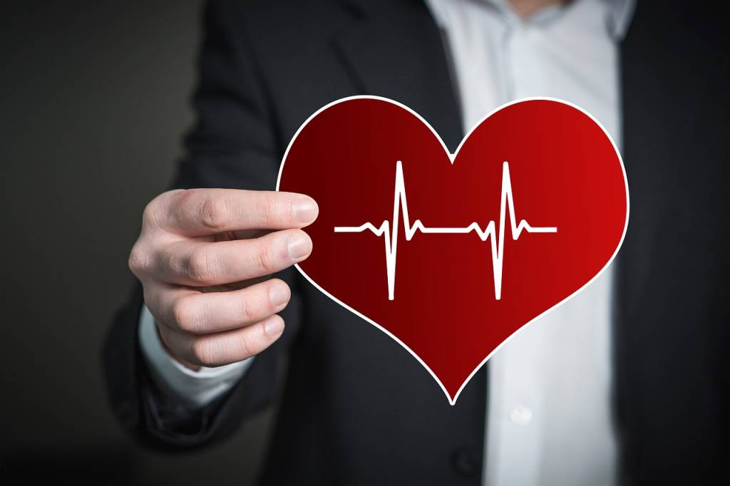 Zdrowe serce trzymane przez lekarza kardiologa, który zajmuje się leczeniem chorób serce w przychodni kardiologicznej Ars Medic Poznań